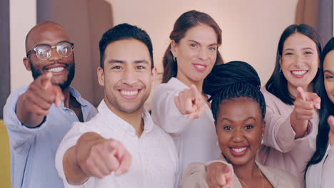Portrait-of-group-happy-employees-pointing