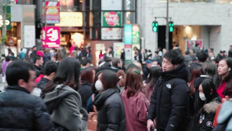 Crowds-of-people-quickly-crossing-the-street-in-downtown-Tokyo,-Japan