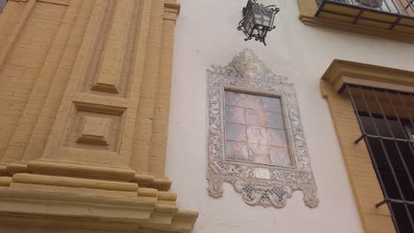Kreisförmige-Pfanne-Links-Vom-Keramikfliesengemälde-Der-Jungfrau-Maria-Auf-Der-Außenseite-Der-Kirche