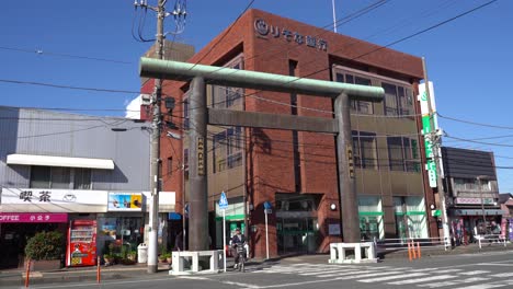 Ein-Wunderschönes-Torii-Tor-In-Der-Stadt-Japan-–-Weitwinkelaufnahme