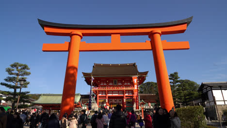 Kyoto,-Japón,-Alrededor-De:-Puertas-Torii-Rojas-En-Fushimi-Inari-Taisha-Con-Turistas-En-Kyoto-Japón