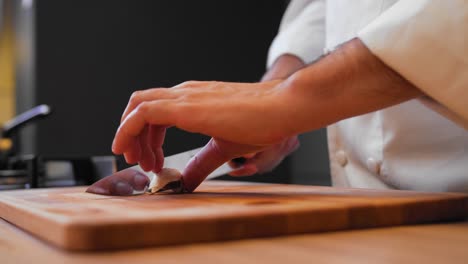Un ajo en una tabla de cortar con una tabla de madera y una tabla