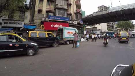 Fahrt-Durch-Ein-Belebtes-Einkaufsviertel-In-Mumbai