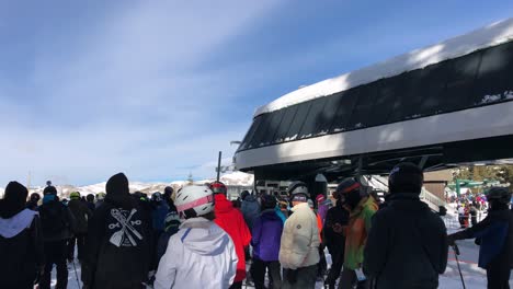 Nach-Unten-Geneigte-Handaufnahme-Von-Skifahrern,-Die-Im-Skigebiet-Brighton-In-Utah-In-Der-Schlange-Stehen