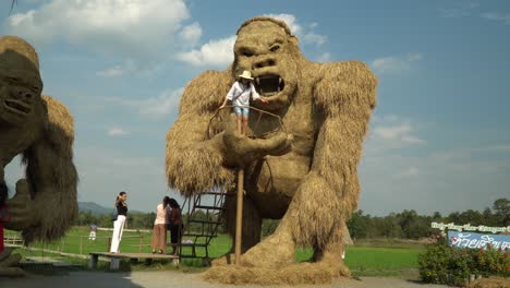 Escultura-De-Paja-King-Kong-En-El-Parque-De-Esculturas-De-Paja-En-Chiang-Mai,-Tailandia