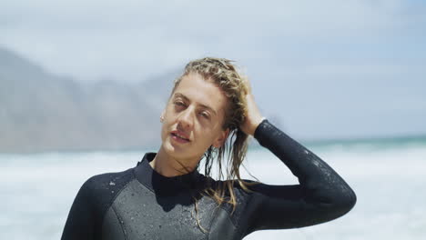 Sie-Hat-Dieses-Wunderschöne-Surfer-Girl-Haar