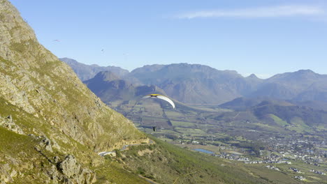 Paragliding-through-the-valley