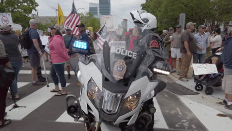 Menschen-Hinter-Der-Polizei-Bei-Protesten-Zur-Wiedereröffnung-Von-North-Carolina