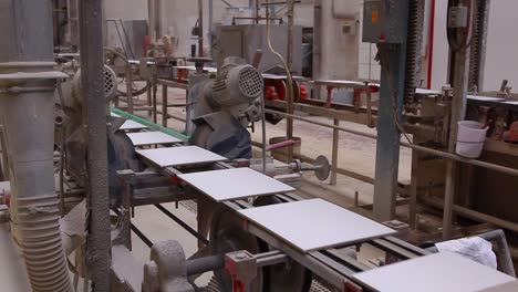 Fabrik-Zur-Herstellung-Von-Keramikfliesen-Am-Fließband