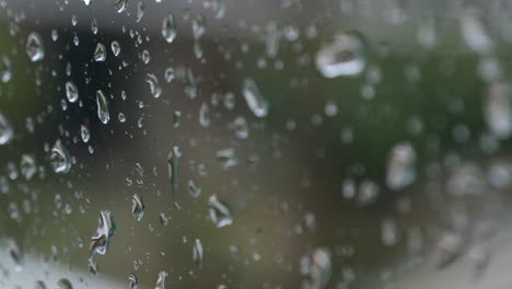 Regentropfen-Fallen-Auf-Ein-Fenster