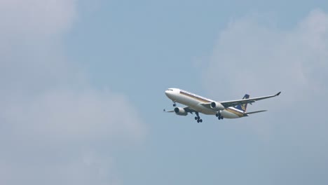 Singapore-Airlines-Airbus-A330-343-9v-stc-Acercándose-Antes-De-Aterrizar-En-El-Aeropuerto-De-Suvarnabhumi-En-Bangkok-En-Tailandia