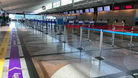 Leerer-Check-in-Der-Fluggesellschaft-Am-Internationalen-Flughafen-Denver-Während-Der-Coronavirus-Pandemie