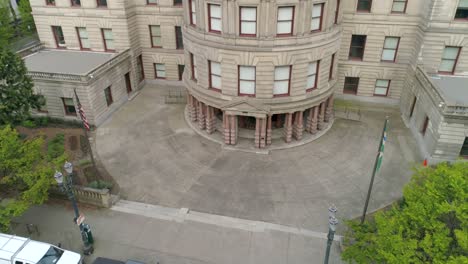 Historische-Luftaufnahmen-Der-Außenseite-Des-Rathauses-Von-Portland,-Die-Aufgrund-Von-Covid-19-Leer-Ist