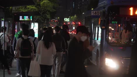 La-Gente-Toma-El-Autobús-Urbano-Coreano-En-El-Distrito-De-Gangnam-Por-La-Noche-En-Seúl,-Corea-Del-Sur