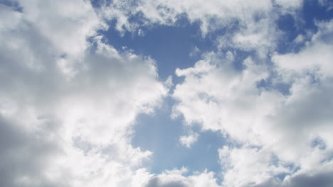 Imágenes-De-Video-4k-De-Nubes-Esponjosas-En-El-Cielo