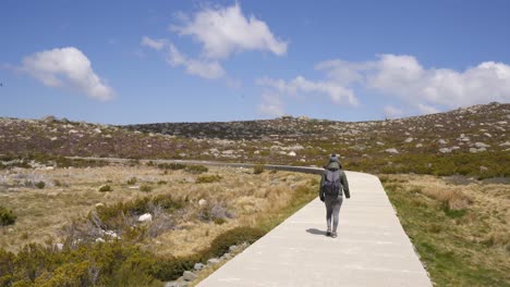 Woman-traveler-hiker-in-Serra-da-Estrela-landscape-lagoons-route,-in-Portugal