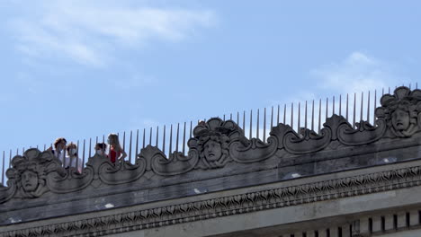 Blick-Vom-Boden-Auf-Touristen-Mit-Schutzmasken-Auf-Dem-Dach-Des-Arc-De-Triomphe-Paris