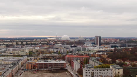 Drohnenschuss-Neigt-Sich-Vom-Himmel-Zur-Skyline-Von-Stockholm-Und-Zum-Ericsson-Globus
