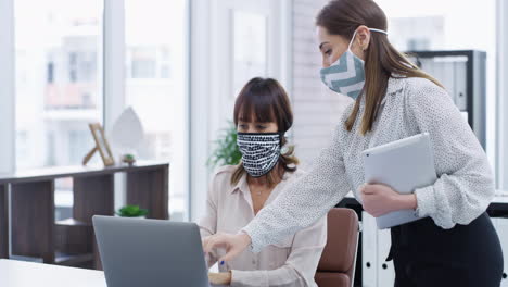 Training-manager-in-covid-face-mask-social