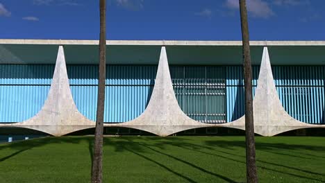 Marmorsäulen-Moderner-Architektur-An-Der-Fassade-Des-Alvorada-Palastes,-Dem-Offiziellen-Haus-Des-Brasilianischen-Präsidenten