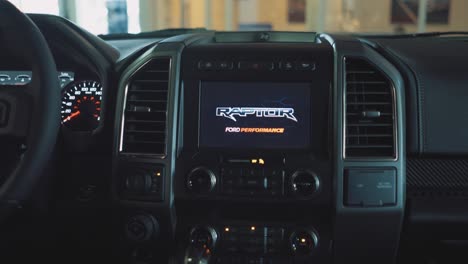 Armaturenbrett-Bildschirm-In-Einem-Ford-F150-Raptor-Truck,-Der-Mit-Dem-Raptor-Logo-Aufleuchtet
