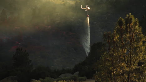 Incendio-Forestal-De-California:-Helicóptero-Lanzando-Agua-Sobre-Incendios-Forestales,-Cámara-Lenta