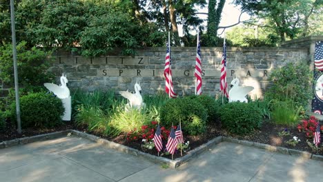 Der-Lititz-Springs-Park-Ist-Mit-Amerikanischen-Flaggen-Für-Die-Historische-Feier-Zum-Unabhängigkeitstag-Am-4.-Juli-Geschmückt