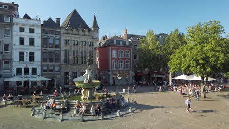 Marketplace-with-Karlsbrunnen-in-the-German-City-of-Aachen,-in-front-of-the-town-hall