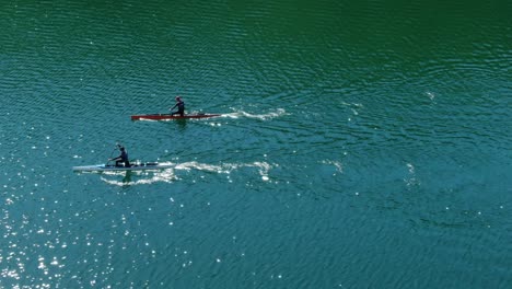 Dos-Kayaks-Compitiendo-Uno-Al-Lado-Del-Otro-En-Fila