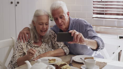Ein-älteres-Paar-Nutzt-Ein-Mobiltelefon,-Um-Ein-Video-Zu-Drehen