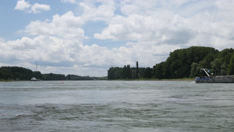 Lastkahn-Auf-Dem-Rhein-Von-Hinten