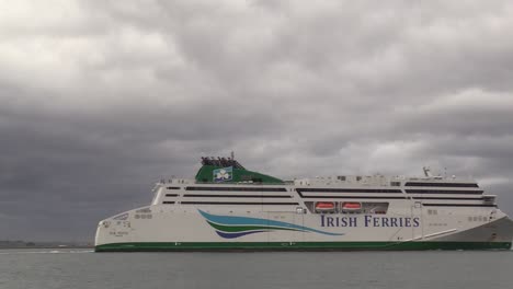 Barco-De-Transbordadores-Irlandeses-Pasando-Por-El-Marco