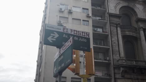 Slomo-Schwenk,-Rechte-Aufnahme-Des-Namensschilds-Der-Berühmten-Avenue-In-Montevideo