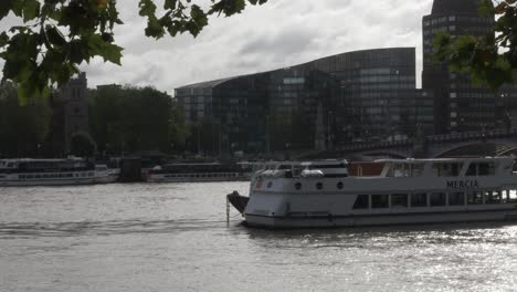 Leeres-Mercia-Partyboot-Vertäut-In-Der-Themse-In-Der-Nähe-Der-Millbank-Brücke