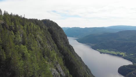 Malerisches-Norwegisches-Hochland,-Berge-Und-See,-Luftaufnahme