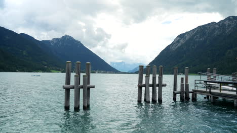 Hermoso-Lago-Achensee-Cerca-Del-Muelle-Para-Barcos-Durante-Las-Vacaciones-En-Austria