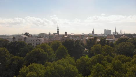 Atmosphäre-Der-Altstadt-Von-Riga,-Lettland,-Luftaufnahme-Des-Freiheitsdenkmals