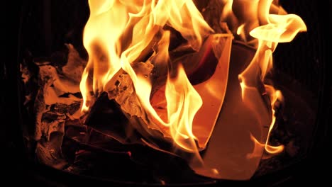 Brennendes-Feuer-Mit-Einem-Großen-Foto-Eines-Weißen-Kaukasischen-Kindes,-Das-Kopfüber-In-Der-Feuerstelle-Eines-Hauses-Brennt,-In-4K-60fps