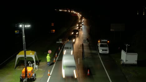 Queue-Of-Cars-Driving-On-The-Motorway-At-Night-And-Crossing-The-Border-From-NSW-To-QLD---Border-Checkpoint-During-Coronavirus-Pandemic-In-Australia