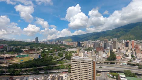 Blick-Auf-Den-Mittleren-Westen-Der-Stadt-Caracas-Von-Colinas-De-Bello-Monte-In-Venezuela-Aus