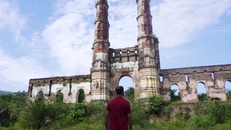 Hombre-En-Heritage-Iteri-Masjid-De-Champaner-También-Conocido-Como-Amir-Manzil