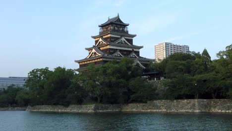Eine-Allgemeine-Ansicht-Der-Burg-Hiroshima-Am-Ufer-Des-Flusses-Otagawa,-Im-Sommer