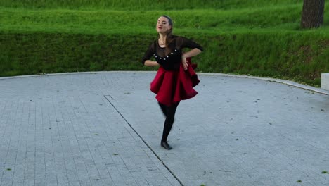 Bailarina-De-Cuerpo-Completo-Bailando-En-El-Parque