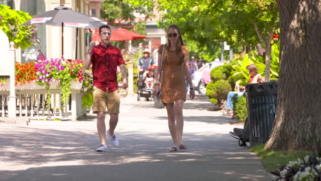 Tourists-walking-in-the-quaint-small-town-of-Niagara-on-the-Lake,-Ontario
