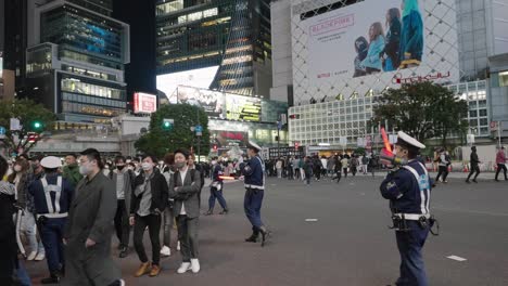 Polizisten-Mit-Megafon-Und-Geführtem-Verkehrsstab-Dirigieren-Menschenmengen-Am-Shibuya-Kreuzung-In-Der-Halloween-Nacht-In-Tokio,-Japan