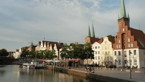 Blick-Auf-Den-Sonnenuntergang-Am-Sommerabend-Auf-Die-Architektur-Der-Altstadt,-Des-Piers-Und-Der-Kathedrale-In-Lübeck,-Deutschland