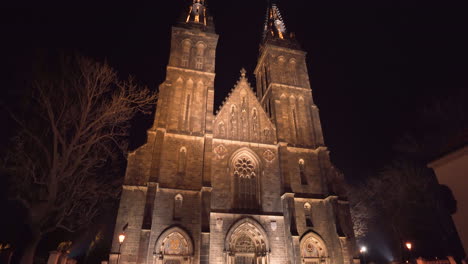 Iglesia-De-San-Pedro-Y-San-Pablo-Iluminada-Por-La-Noche,vysehrad,-Praga,-Chequia
