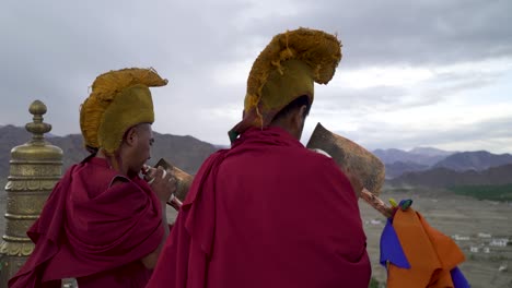 Tibetische-Buddhistische-Mönche-Führen-Ein-Sonnenaufgangsritual-Mit-Traditionellen-Muschelschalen-Durch
