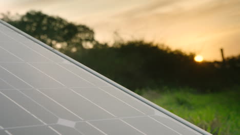Eine-Nahaufnahme-Eines-Solarpanels-In-Einer-Ländlichen-Umgebung-Zur-Goldenen-Stunde