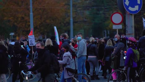Hunderte-Polnische-Menschen-Protestieren-Auf-Der-Straße-Gegen-Das-Völlige-Abtreibungsverbot-In-Stettin,-Polen-–-Abtreibungsprotest-Inmitten-Von-Covid-19-–-Weitwinkelaufnahme,-Zeitlupe